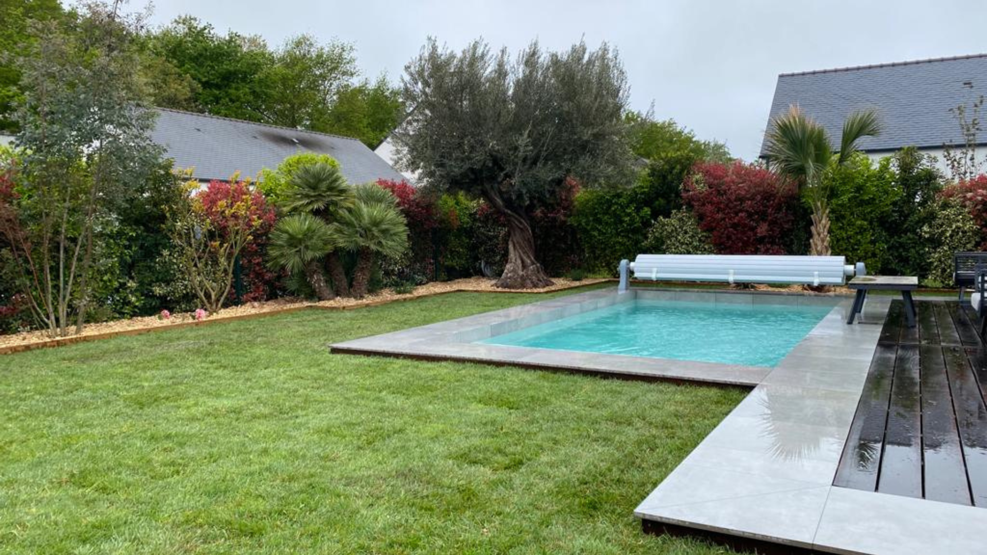 Aménagement paysager autour d'une piscine par Passion Ô Jardin