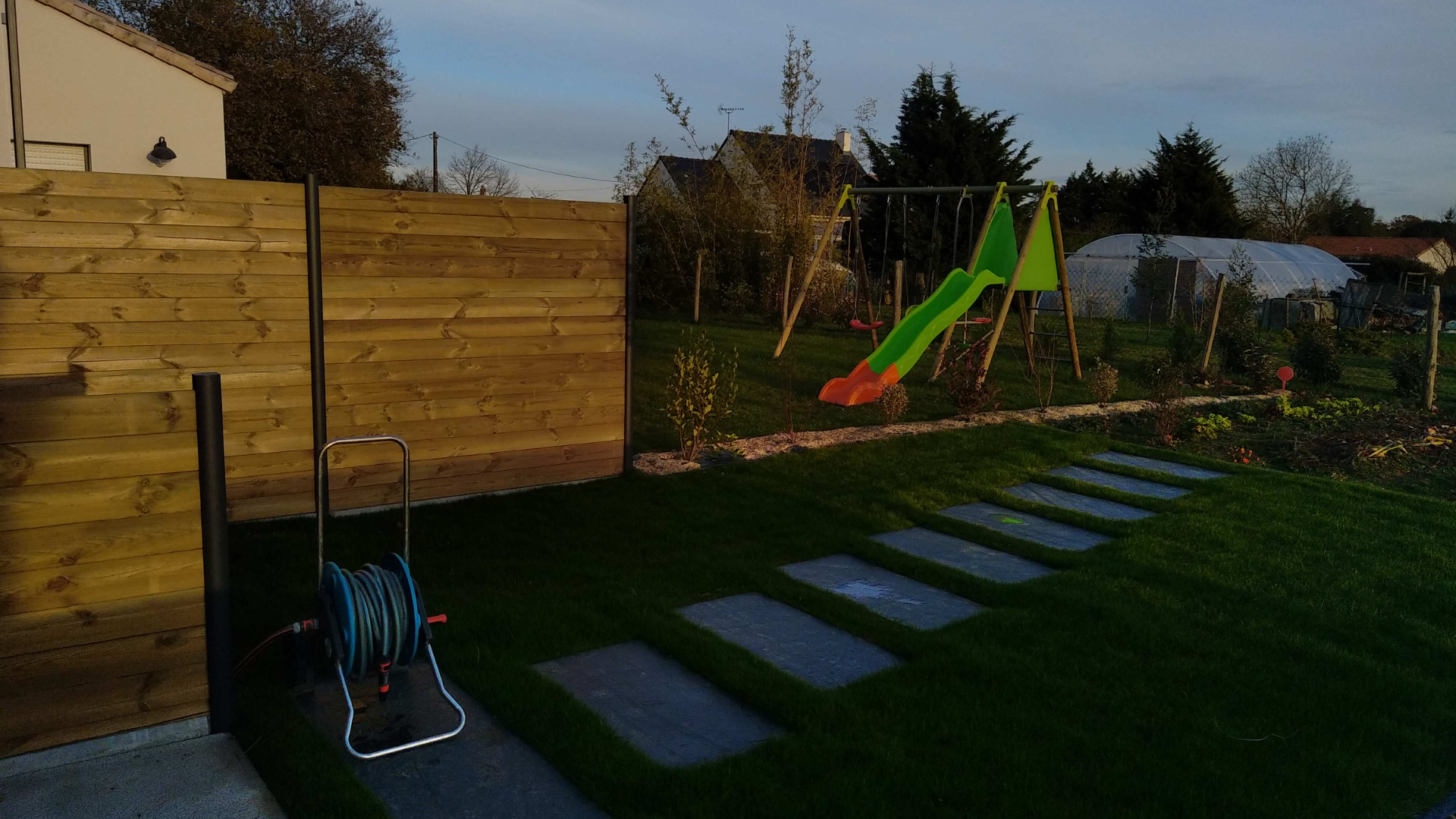 Installation de clôture réalisée par Passion Ô Jardin